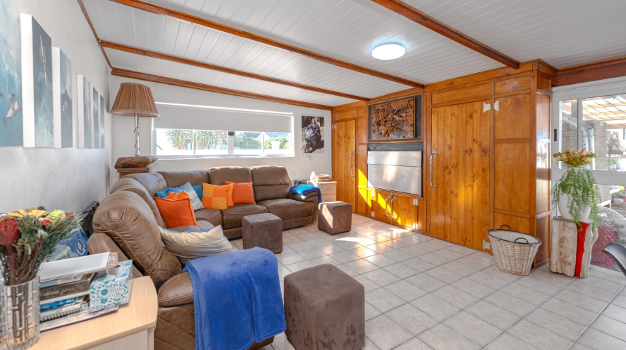6 Bedroom Property for Sale in Struisbaai Western Cape